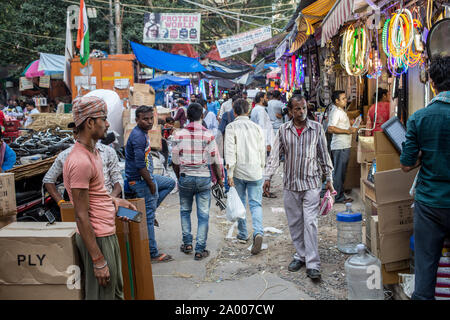 Riesige Menschenmengen in engen Straßen im Chandni Chowk Markt in Neu Delhi am späten Nachmittag. Stockfoto