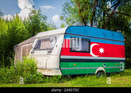 Ein PKW-Anhänger, Wohnmobil, in der nationalen Flagge Aserbaidschan lackiert steht in einer bergigen geparkt. Das Konzept des Straßenverkehrs, der Handel, Export Stockfoto