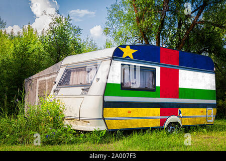 Ein PKW-Anhänger, Wohnmobil, in der nationalen Flagge Zentralafrikanische Republik bemalte steht in einer bergigen geparkt. Das Konzept des Straßenverkehrs, Stockfoto