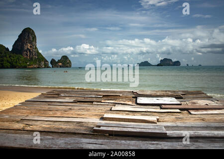 Leere Holzbohlen mit tropischen Inseln und Strand im Hintergrund. Stockfoto