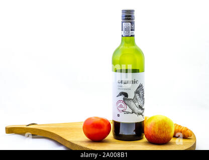 Alberton, Südafrika - eine Flasche Woolworth Stores organic ted Wein und frische Früchte auf einem weißen Hintergrund Bild mit Kopie Raum isoliert Stockfoto