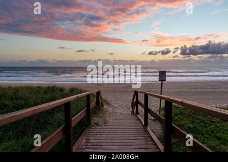 Sunrise Ocean Beach. Meer Strand Holzsteg, Pfad Eingang. Sandige Strand bei Sonnenaufgang, Sonnenuntergang Stockfoto