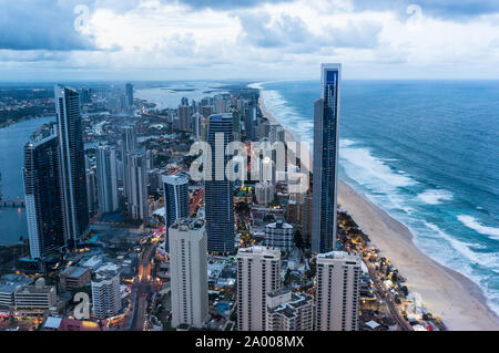 Stadt am Strand bei Sonnenuntergang, Antenne, Ansicht von oben. Surfers Paradise, Gold Coast, Queensland, Australien in der Dämmerung, Luftaufnahme Stockfoto