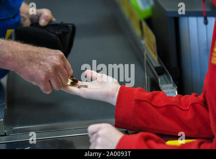 Berlin, Deutschland. 18 Sep, 2019. Ein Kunde zahlt an der Kasse in der Netto Marken-Discount in Charlottenburg. Foto: Jens Kalaene/dpa-Zentralbild/ZB/dpa/Alamy leben Nachrichten Stockfoto