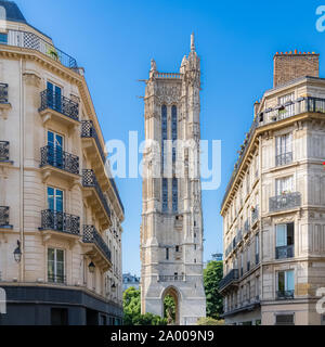 Paris, die Saint-Jacques Turm, Ansicht von einer typischen Straße im Zentrum Stockfoto