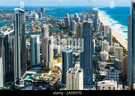 Australien, Gold Coast, Surfers Paradise Antenne von Stadt und Strand entfernt. Moderne Antenne Stadtbild von Stadt und Strand. Ansicht von oben Stockfoto