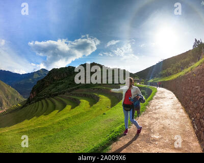 Junge Frau touristische bei Pisac Inka Ruinen in Cusco - Peru suchen Stockfoto