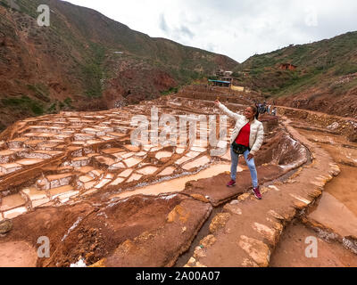 Brunette touristische Mädchen Betrachtung der Salzwiesen in Maras Cusco - Peru Stockfoto