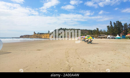 MONTANITA, ECUADOR - Januar 14, 2016: bunte Sonnenschirme am schönen Strand in Montanita, Ecuador Stockfoto