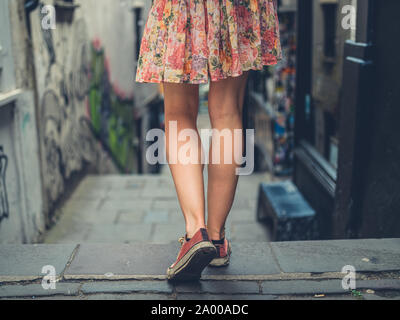 Die Beine einer jungen Frau zu Fuß einige Treppen außerhalb in einer Stadt Stockfoto