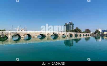 Adana Stadtzentrum, am Ufer des Flusses Seyhan gelegen, ist die grösste Moschee in der Türkei. Stockfoto