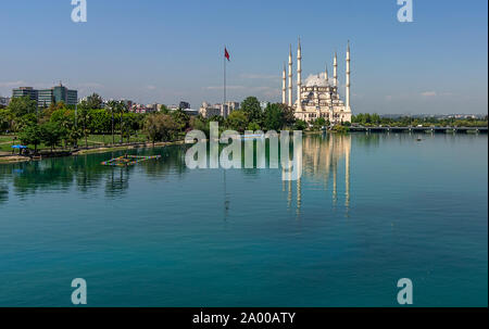 Adana Stadtzentrum, am Ufer des Flusses Seyhan gelegen, ist die grösste Moschee in der Türkei. Stockfoto