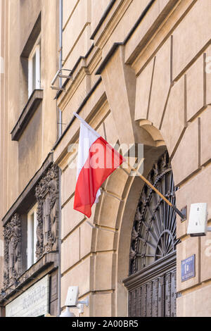 Staat Flagge Polens an der Fassade eines starg Gebäude: Warschau, Polen - 31. August 2019 Stockfoto