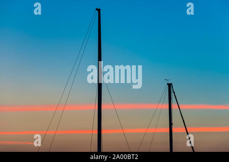 Abstrakte Sonnenuntergang Himmel Natur Hintergrund. Yachtcharter Masten und Seile Silhouetten gegen blau und rosa Wolken. Platz kopieren Stockfoto