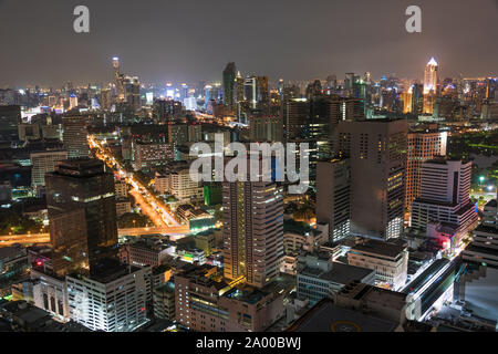 Luftaufnahme der Stadt Bangkok bei Nacht. Moderne megalopolis Stadtbild bei Nacht Stockfoto