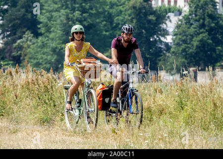 Deutsche Menschen mit dem Fahrrad Urlaub in Deutschland Elbtal Dresden Fahrradkorb Stockfoto