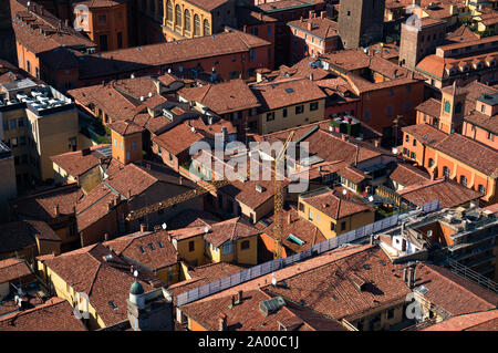 Luftaufnahme von typischen historischen italienischen Stadt mit roten Fliesen Dächer und engen Gassen Stockfoto