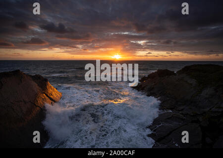 Sonnenuntergang über dem Atlantischen Ozean bei Hartland Quay, Devon, England Stockfoto