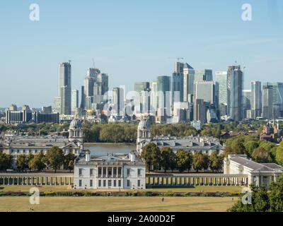 Blick vom Greenwich Park auf das Maritime Museum & University mit den Wolkenkratzern von Canary Wharf hinter Greenwich, London Stockfoto