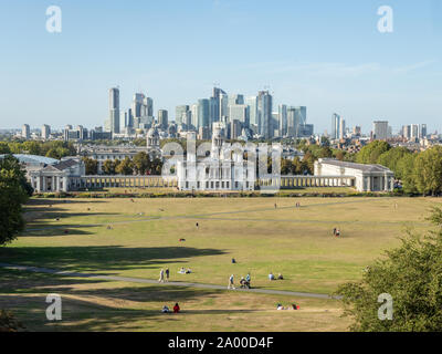 Blick vom Greenwich Park auf das Maritime Museum & University mit den Wolkenkratzern von Canary Wharf hinter Greenwich, London Stockfoto