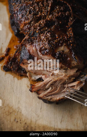 Langsam gekochtes Schweinefleisch mit Zucker glasieren. Nahaufnahme mit Vintage Gabel Stockfoto