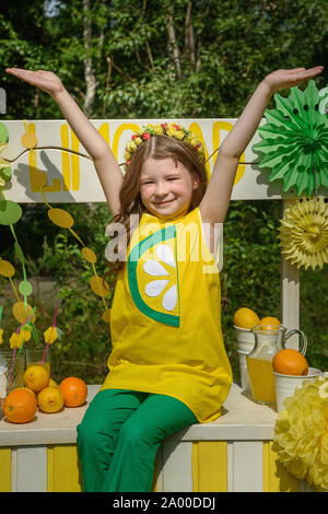 Junges Mädchen sitzt auf Limonade Stand im Park im Sommer Tag Stockfoto