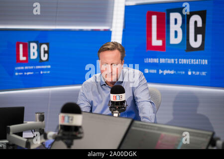 Der ehemalige Premierminister David Cameron in einem Interview mit Moderator Nick Ferrari in die LBC-Studios im Global Radio in Leicester Square, London. Das Interview ist für die Sendung am Donnerstag gesetzt. Stockfoto