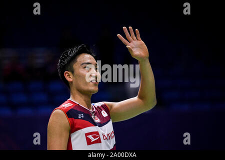 Changzhou, Provinz Jiangsu in China. 19 Sep, 2019. Japans Kento Momota grüßt die Zuschauer nach den Herren singles Achtelfinale bei China Open 2019 Badminton Turnier in Changzhou, der ostchinesischen Provinz Jiangsu, Sept. 19, 2019. Credit: Li Bo/Xinhua/Alamy leben Nachrichten Stockfoto