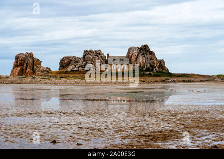 Plougrescant La Maison Du Gouffre auch Castel Meur in der Bretagne, Frankreich bekannt Stockfoto