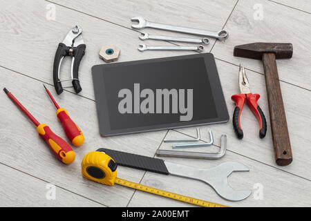 Tablette mit leeren Bildschirm und Construction Tools rund um Stockfoto