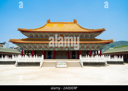 Kaohsiung, Taiwan: Der Konfuzius Tempel Komplex mit dem Hauptgebäude in der Mitte auf hellen Sommertag mit klaren blauen Himmel Stockfoto