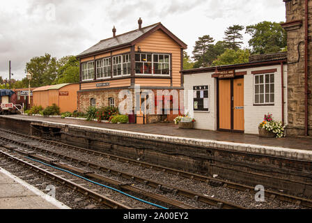 Alte Signalbox auf Bahnsteig des Bahnhofs mit Bahngleisen im Vordergrund Stockfoto