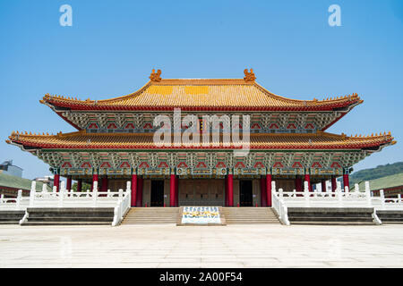 Kaohsiung, Taiwan: Der Konfuzius Tempel Komplex mit dem Hauptgebäude in der Mitte auf hellen Sommertag mit klaren blauen Himmel Stockfoto