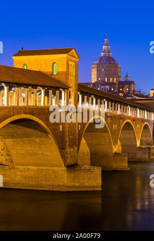 Beleuchtete Brücke Ponte Coperto führt über den Fluss Tessin mit Dom, Dämmerung, Pavia, Lombardei, Italien Stockfoto