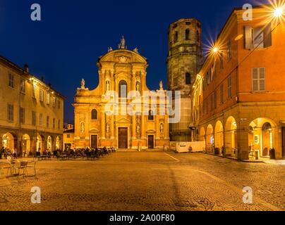 Die Piazza und die Kirche von San Prospero bei Nacht, Reggio Emilia, Emilia-Romagna, Italien Stockfoto