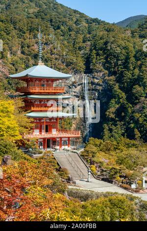 Nachi Wasserfall hinter Pagode des Tempels, Seigantoji Nachisan, Wakayama, Japan Stockfoto