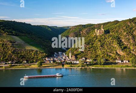 Blick über den Rhein nach wellmich mit der Burg Maus, Oberes Mittelrheintal, St. Goarshausen, Rheinland-Pfalz, Deutschland Stockfoto