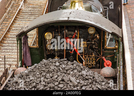 Innenarbeiten der Kabine einer restaurierten Dampflokomotive Stockfoto