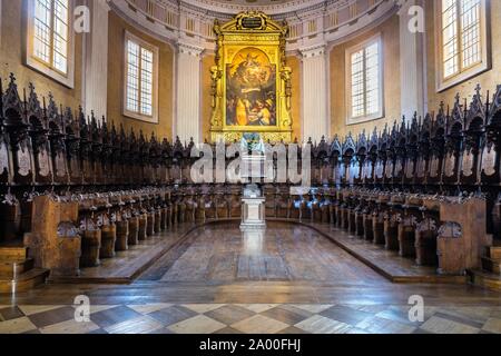 Apsis mit spätgotischen Chorgestühl und Altarbild mit der Himmelfahrt der Jungfrau Maria, die Kathedrale Santa Maria Assunta, Reggio Emilia, Emilia-Romagna Stockfoto