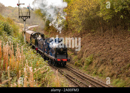 Dampfzüge im Tandem (einer zieht den anderen) mit Personenwagen auf der Severn Valley Railway in Shropshire. Stockfoto