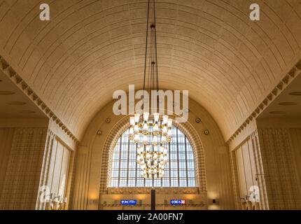 Neoklassische Kronleuchter in der Eingangshalle, Hauptbahnhof, Helsinki, Finnland Stockfoto