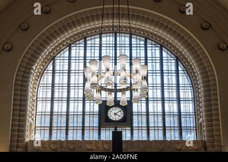 Neoklassische Kronleuchter in der Eingangshalle, Hauptbahnhof, Helsinki, Finnland Stockfoto