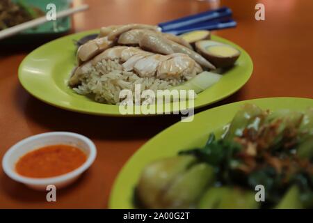 Hainanese Chicken Rice. Beliebte hawker Gericht von aromatischen Reis mit pochiertem Huhn. Stockfoto