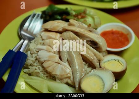 Hainanese Chicken Rice. Beliebte hawker Gericht von aromatischen Reis mit pochiertem Huhn. Stockfoto