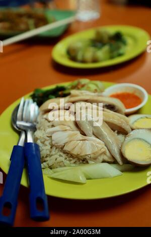 Hainanese Chicken Rice. Beliebte hawker Gericht von aromatischen Reis mit pochiertem Huhn. Stockfoto