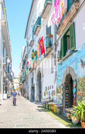 In Vietri sul Mare - Italien - Juli 2019 - Die malerische historische Zentrum der Stadt an der Küste von Amalfi Stockfoto