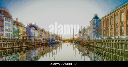 Malerische Häuser am Kai im ruhigen Wasser des Nyhavn Canal, Kopenhagen, 16. Februar 2019, Stockfoto