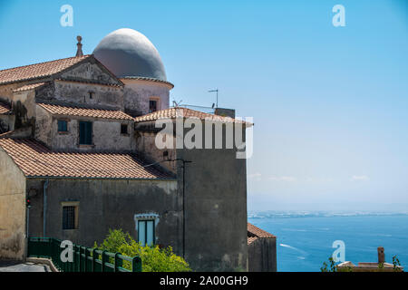 Blaues Meer und grüne Vegetation an der Steilküste von Raito, in Vietri sul Mare, auf die Amalfi Küste Stockfoto