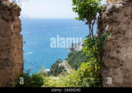 Blaues Meer und grüne Vegetation an der Steilküste von Raito, in Vietri sul Mare, auf die Amalfi Küste Stockfoto