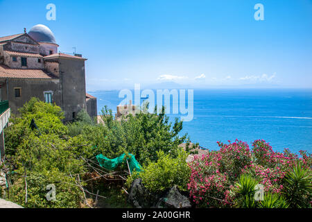 Blaues Meer und grüne Vegetation an der Steilküste von Raito, in Vietri sul Mare, auf die Amalfi Küste Stockfoto